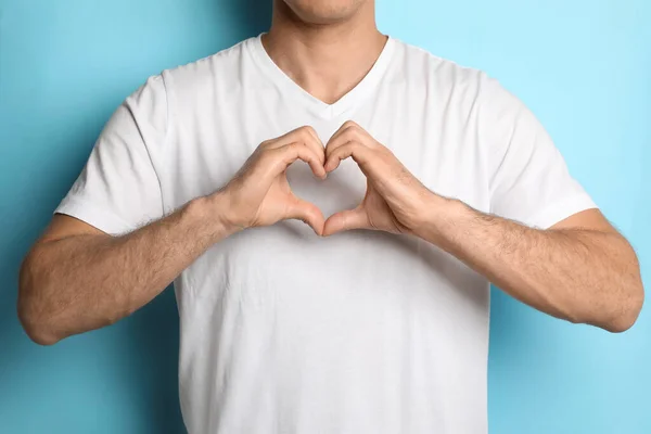 Hombre Haciendo Corazón Con Las Manos Sobre Fondo Azul Claro — Foto de Stock