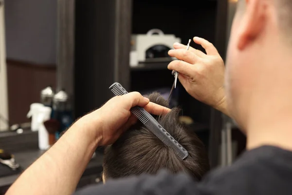 Professional Hairdresser Cutting Man Hair Barbershop Closeup — Stock Photo, Image