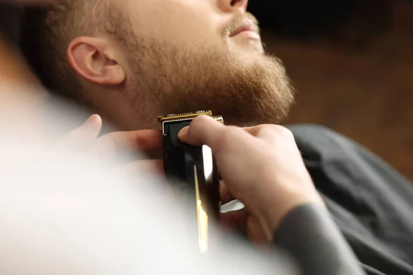 Peluquería Profesional Trabajando Con Cliente Barbudo Barbería Primer Plano — Foto de Stock