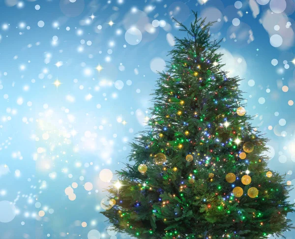 Albero Natale Splendidamente Decorato Sfondo Azzurro Spazio Testo Effetto Bokeh — Foto Stock