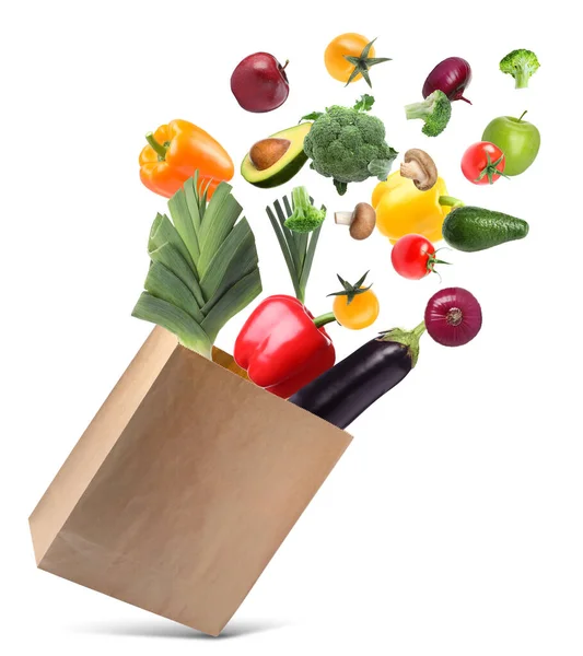 Kraftpapier Zak Met Verschillende Groenten Fruit Witte Achtergrond — Stockfoto