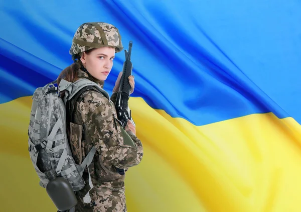 Soldato Armato Uniforme Militare Mimetica Bandiera Ucraina Sullo Sfondo Spazio — Foto Stock