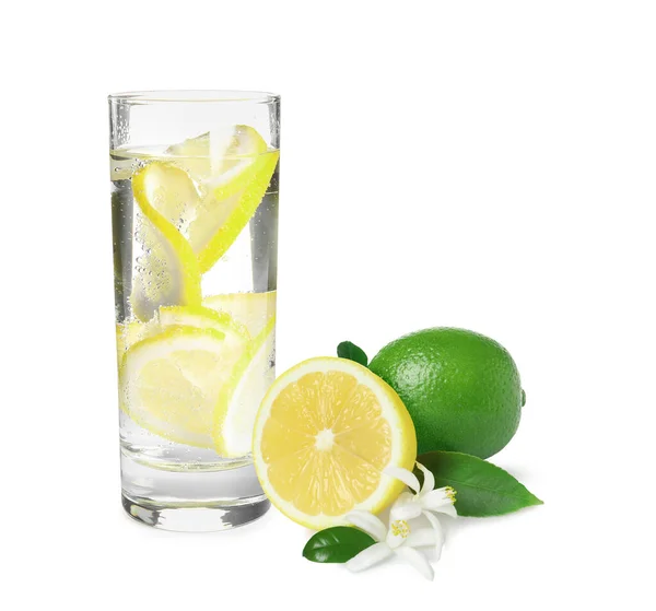 Üveg Ízletes Limonádéval Friss Érett Citrusfélékkel Fehér Alapon — Stock Fotó