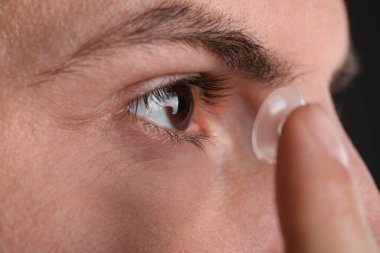 Gözüne kontakt lens takan adamın yakın görüntüsü