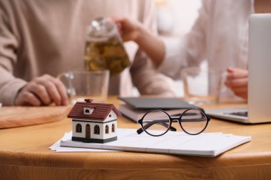 Genç çift aile bütçesini evde tartışıyor, ev modeline odaklanıyor. İpotek kavramı