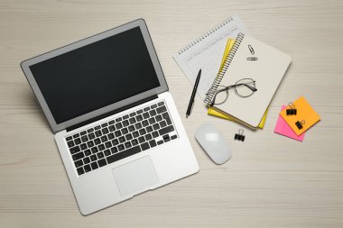 Modern dizüstü bilgisayar, gözlükler ve ofis kağıtları beyaz ahşap masa, düz yatak. Uzaklık öğrenimi
