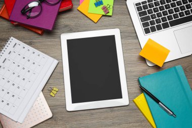 Modern aletler ve ofis kırtasiyesi ahşap masada, düz yerde. Uzaklık öğrenimi