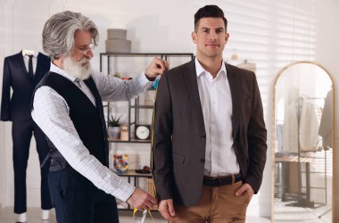 Atölye içinde profesyonel terzi ceket kol uzunluğu