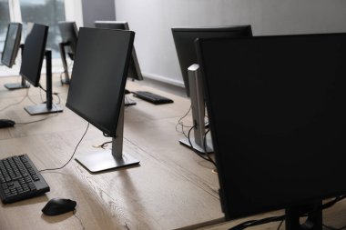 Açık uzay ofisindeki birçok modern bilgisayar