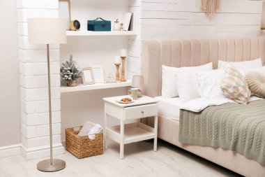 Duvar rafları şık yatak odasının iç kısımlarında dekor unsurları barındırıyor.