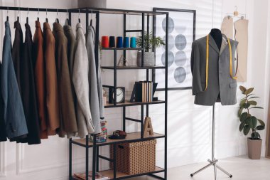 Manken ve erkek takım elbiseli bir terzi.