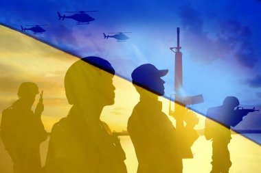 Asker siluetleri ve Ukrayna ulusal bayrağı, çifte çekim
