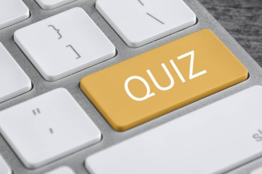 Bilgisayar klavyesinde QUIZ sözcüğüyle sarı düğme, yakın görünüm
