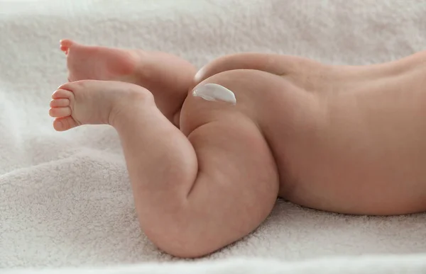 Söt Liten Bebis Med Grädde Kroppen Närbild — Stockfoto