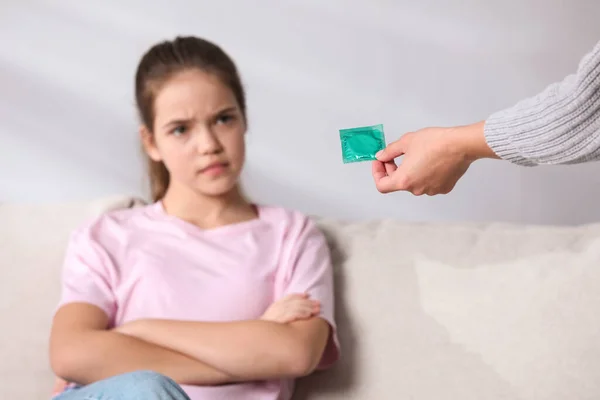 Mor Ger Kondom Till Sin Tonårsdotter Hemma Närbild Begreppet Sexualundervisning — Stockfoto
