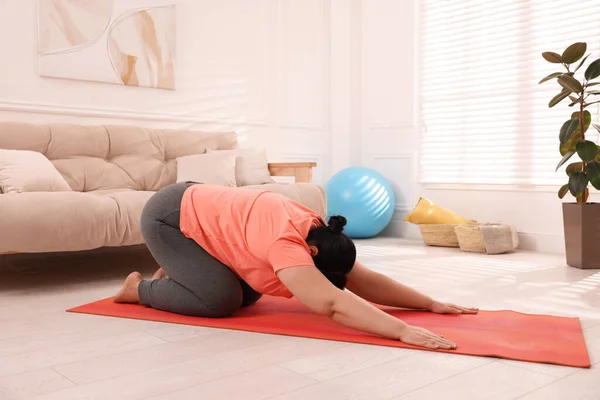 Übergewichtige Reife Frau Macht Sport Auf Yogamatte Hause — Stockfoto