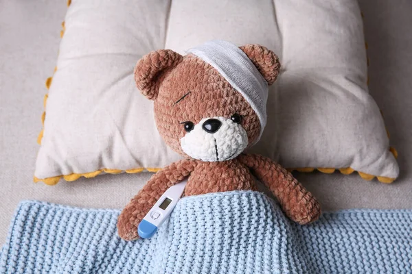 Χαριτωμένο Αρκουδάκι Επίδεσμο Και Θερμόμετρο Στο Κρεβάτι Νοσοκομείο Παίδων — Φωτογραφία Αρχείου