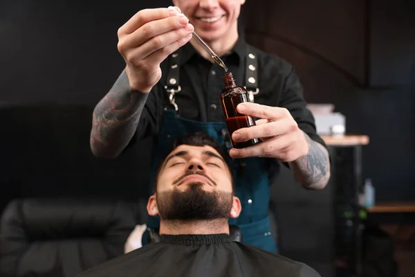 Cabeleireiro Com Óleo Barba Perto Cliente Barbearia Close Serviço Barbear — Fotografia de Stock