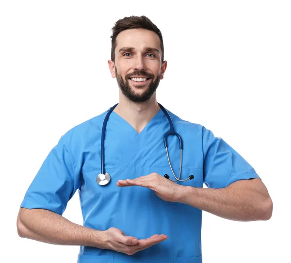 Steteskoplu Bir Doktor Beyaz Arka Planda Bir Şey Tutuyor Kardiyoloji — Stok fotoğraf