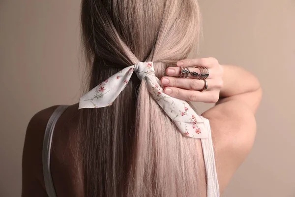 Jovem Com Bandana Elegante Fundo Bege Visão Traseira — Fotografia de Stock