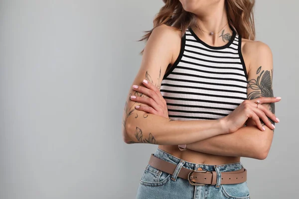 Mulher Bonita Com Tatuagens Corpo Contra Fundo Cinza Close Espaço — Fotografia de Stock
