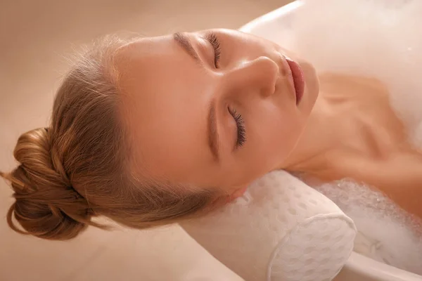 Jonge Vrouw Met Behulp Van Kussen Terwijl Genieten Van Bubbelbad — Stockfoto