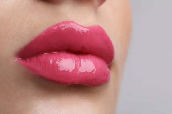 Vista Cerca Hermosa Mujer Joven Con Maquillaje Labios Perfectos Sobre — Foto de Stock