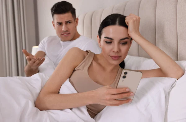 Vício Internet Mulher Com Smartphone Ignorando Seu Namorado Quarto — Fotografia de Stock