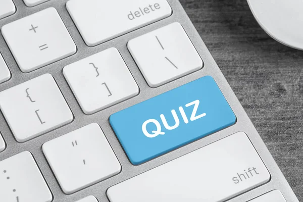 Bilgisayar klavyesinde QUIZ sözcüğüyle turkuaz düğmesi, yakın görünüm