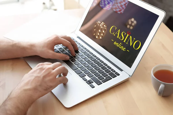 Man Die Poker Speelt Laptop Aan Houten Tafel Close Casino — Stockfoto