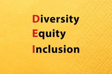 Kısaltma DEI - Çeşitlilik, Eşitlik, Sarı arkaplan