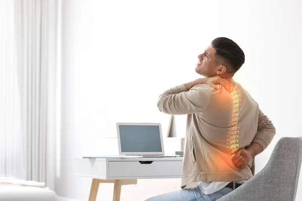 Mann Leidet Rückenschmerzen Arbeitsplatz Haltungsproblem — Stockfoto