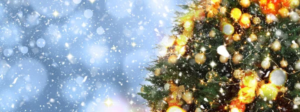 Krásně Zdobené Vánoční Stromeček Světle Modrém Pozadí Banner Design Prostorem — Stock fotografie