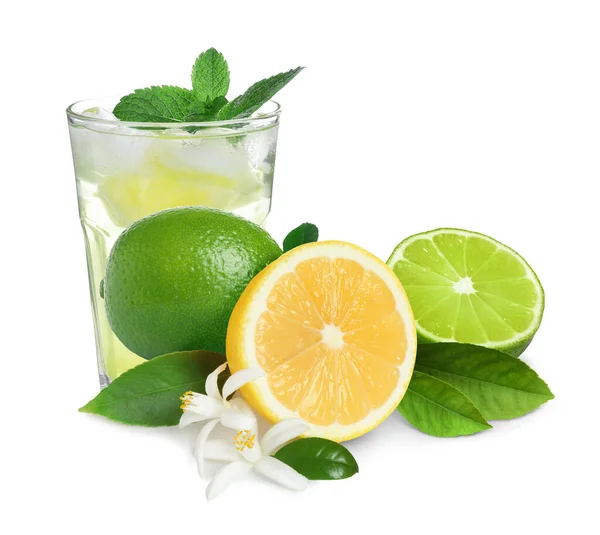 Glas Med Välsmakande Lemonad Färska Mogna Citrusfrukter Och Mynta Vit — Stockfoto