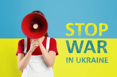 Ukrayna 'daki savaşı durdurun. Ukrayna bayrağına karşı megafonlu kadın