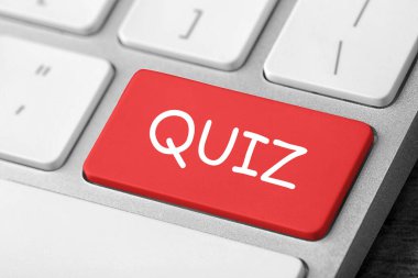 Bilgisayar klavyesinde QUIZ sözcüğüyle kırmızı düğme, yakın görünüm