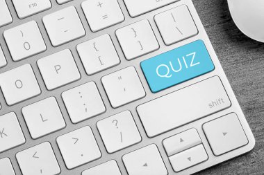 Bilgisayar klavyesinde QUIZ sözcüğüyle turkuaz düğmesi, yakın görünüm