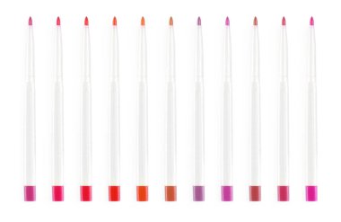 Beyaz arka planda farklı tonlarda dudak kalemi ile ayarlayın. Dekoratif kozmetik