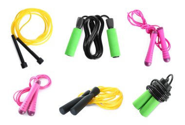 Beyaz arkaplanda farklı atlama ipleri ile ayarla