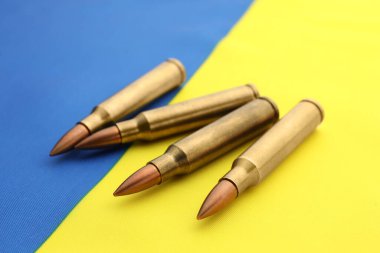 Ukrayna bayrağında mermiler, yakın plan