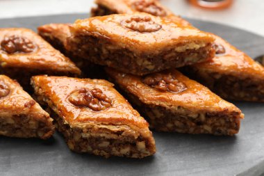 Cevizli enfes bir baklava, yakın plan.
