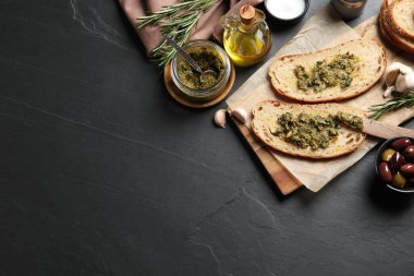 Siyah masada pesto soslu lezzetli bruschettalar. Metin için boşluk