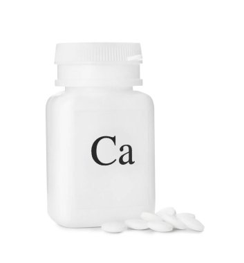 Beyaz arka planda bir şişe kalsiyum takviye hapı.