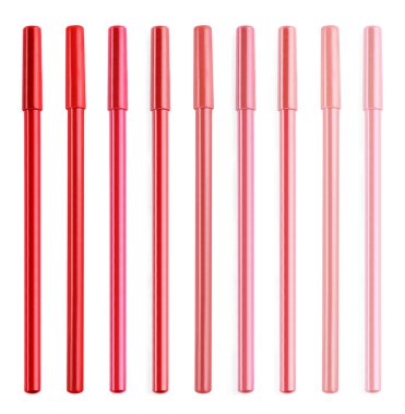 Beyaz arka planda farklı tonlarda dudak kalemi ile ayarlayın. Dekoratif kozmetik