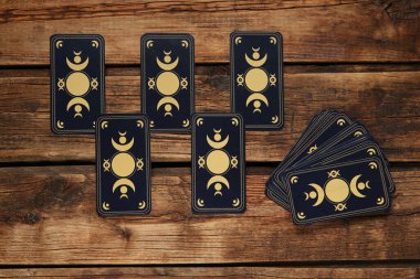 Tarot kartları ahşap masada, düz yatıyordu. Ters taraf