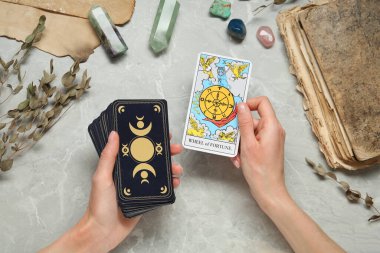 Gri masadaki tarot kartlı kadın, yakın plan.