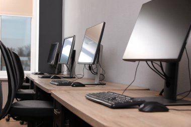 Açık uzay ofisindeki birçok modern bilgisayar