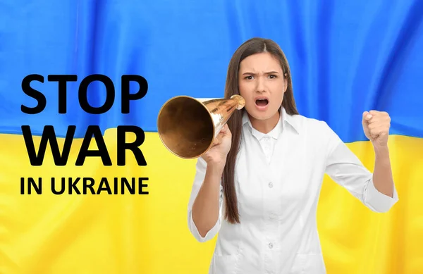 Fermare Guerra Ucraina Donna Con Megafono Contro Bandiera Nazionale Ucraina — Foto Stock