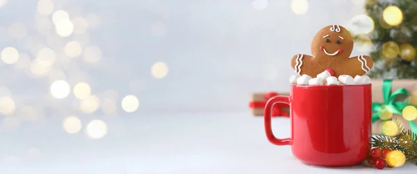 Lebkuchenmann Roter Tasse Mit Marshmallows Auf Weißem Tisch Platz Für — Stockfoto