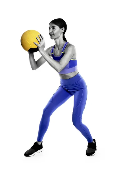 Αθλητική Γυναίκα Κάνει Άσκηση Μπάλα Ιατρική Απομονώνονται Λευκό — Φωτογραφία Αρχείου
